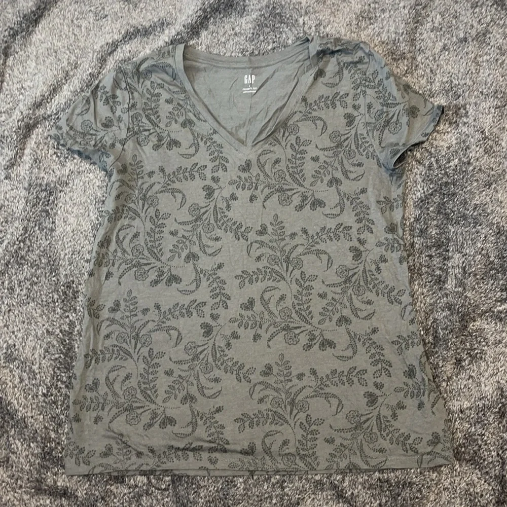 Size Large 6 piece lot of misc Gap tops long & Short sleeve - Picture 7 of 8